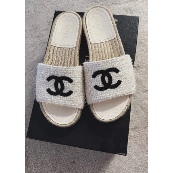 Chanel CC Logo Tweed White Espadrille Flat Sandals – Size 38 (EU) / 8 (US)